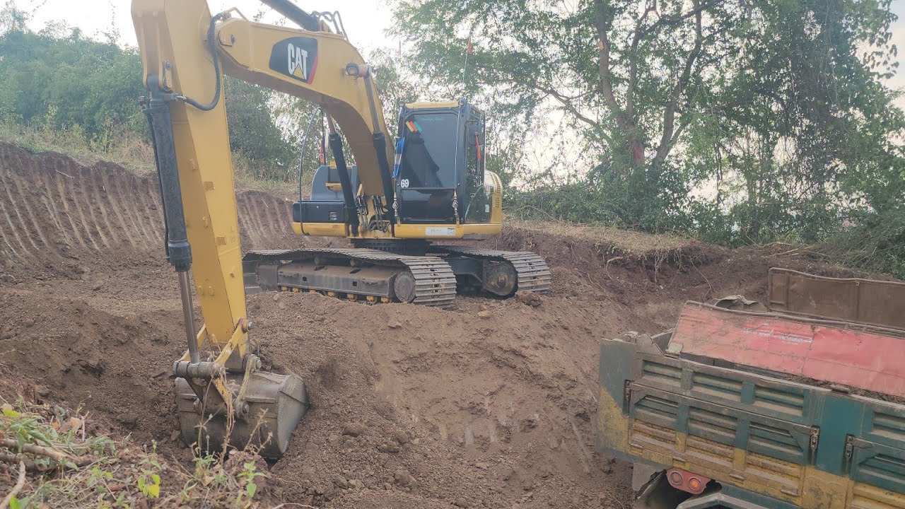 🚜 Powerful CAT 320 Excavator Loading Trucks | Heavy Equipment in Action! #Day30