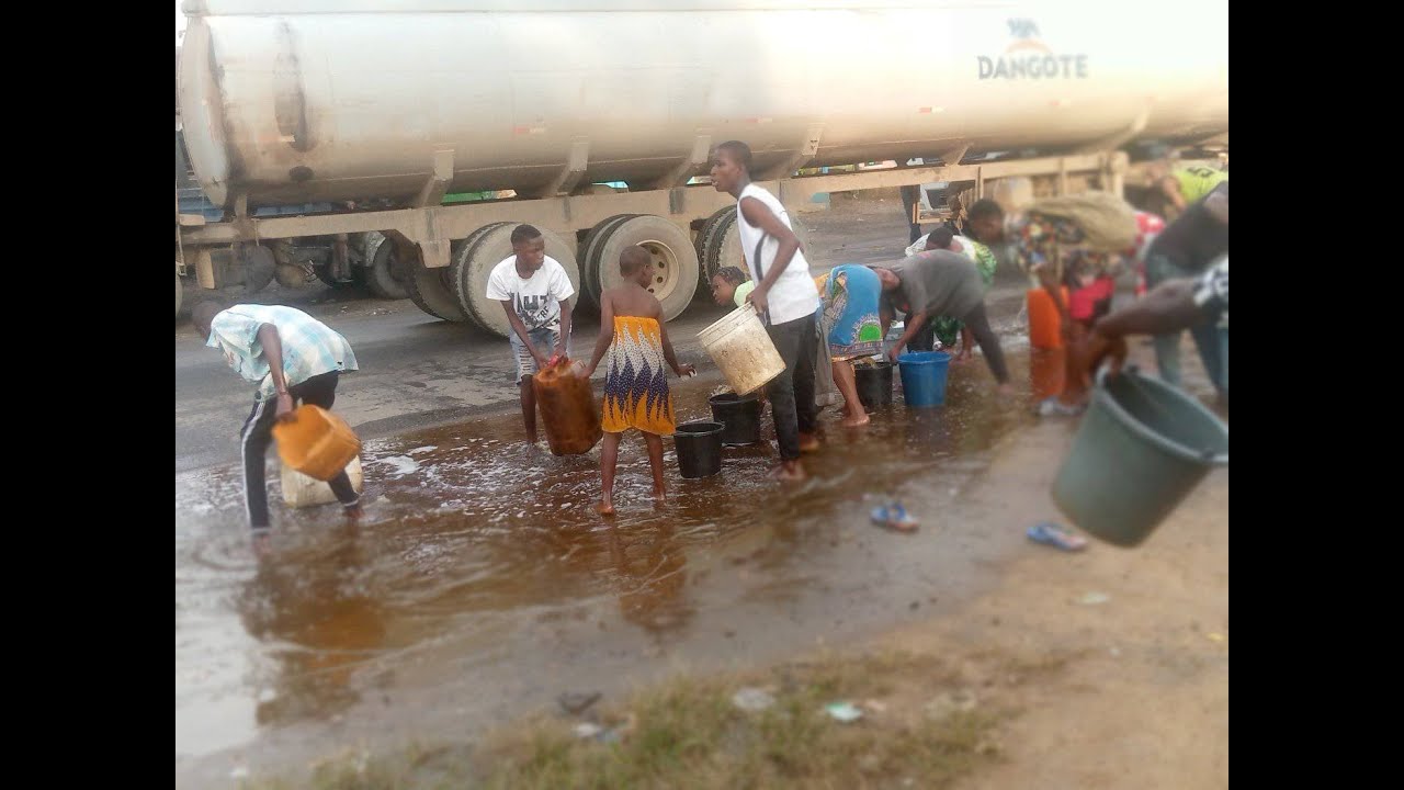 MID DAY NEWS | RESIDENTS SCOOP FUEL FROM FALLEN DIESEL TANKER
