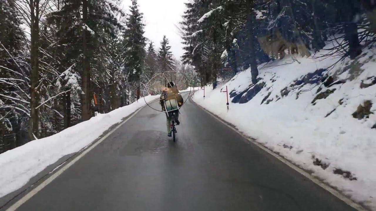 Mit dem Paramotor auf dem Fahrrad den Berg rauf