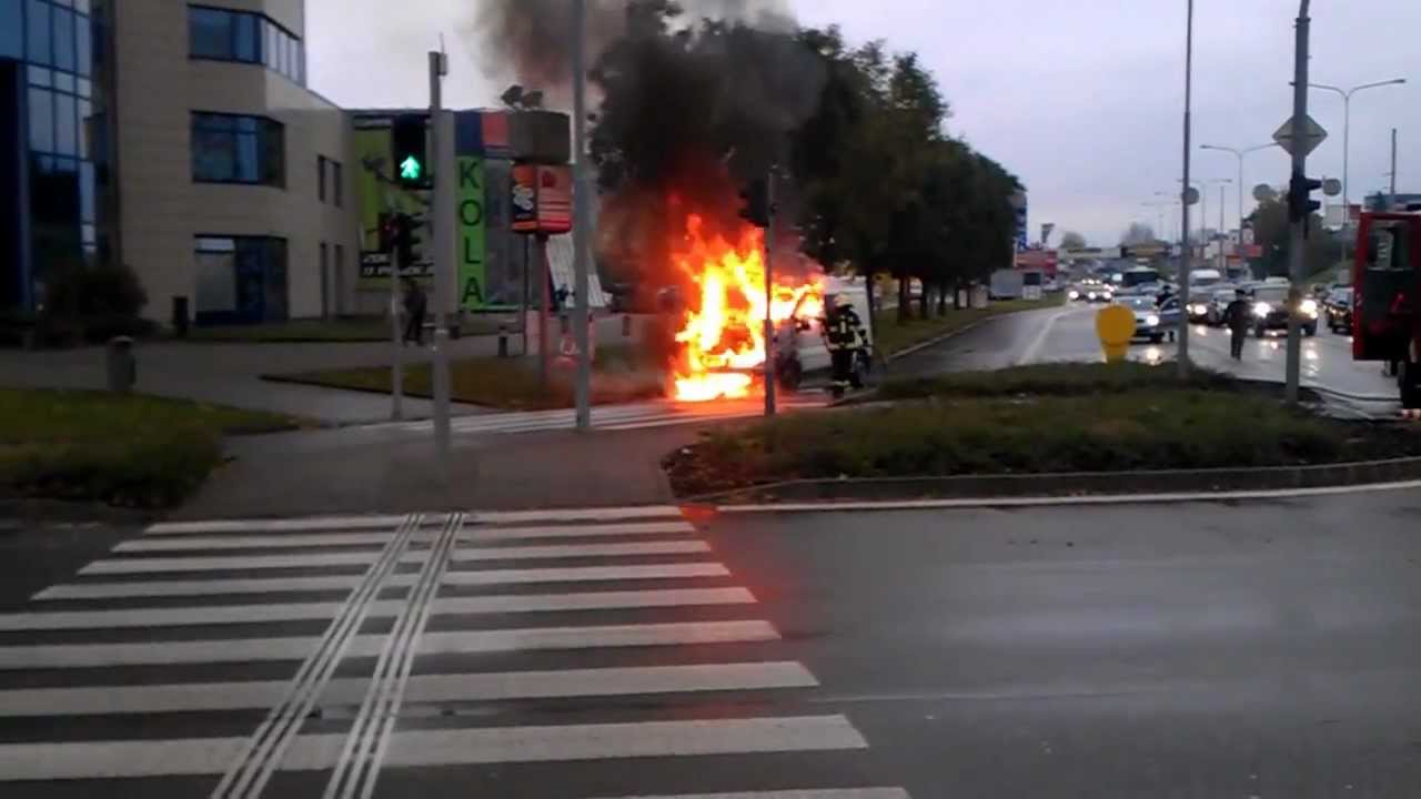 Pozar auta u M-Palace v Brne