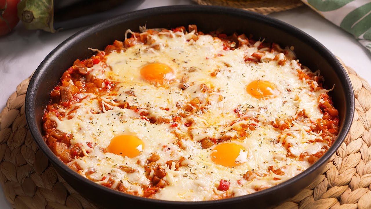 Huevos al Plato con Berenjenas y Queso: Receta F&aacute;cil y Deliciosa