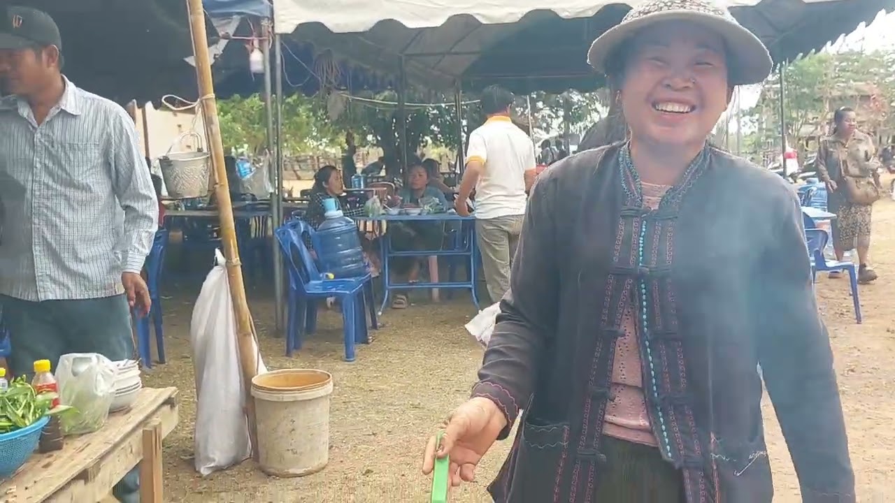 งามบุญแจกข้าวน้องชายแขกมาช่อยงานเต็มเพียบสาละวนกันเกียมพาข้าวเพนแกงไข่มดแดงใส่ผักหวานลาบขมๆต้มแชบๆ