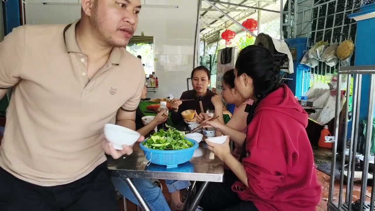 Ăn cơm Tết mùng Ba ở nhà chị Hai ruột...❤️Bấm theo dõi kênh Mãi Thủy của gia đình em nhé❤️
