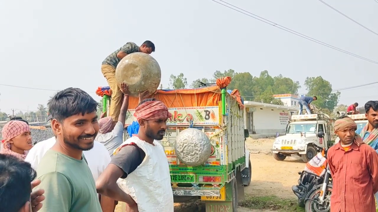 আজকে 600 gm সাইজের রুইমাছ লোডিং চলছে 