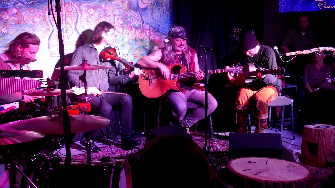 Driftwood Holly, J&auml;cki Reznicek und Band akustisch auf 
