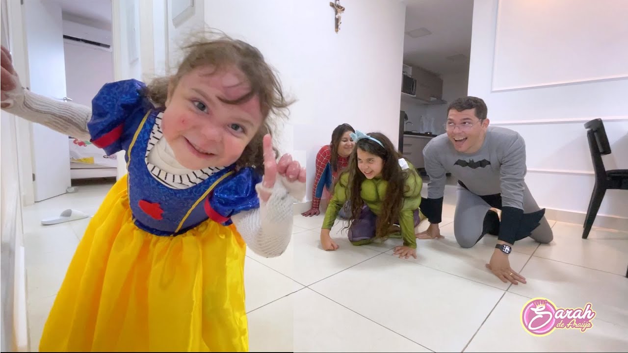 SARAH E ELOAH viram SUPER HERÓIS por um dia com SEUS PAIS histórias engraçadas PARA CRIANÇAS