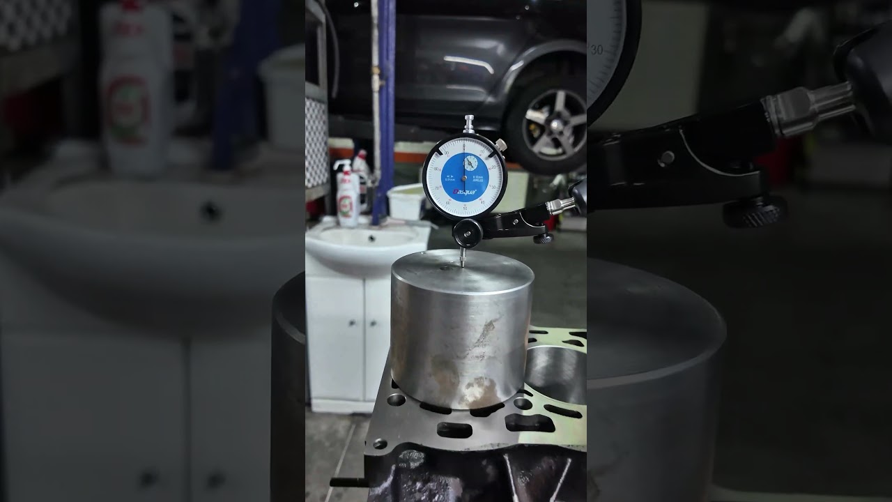 Pomiar występu tłoka w celu dobrania odpowiedniej grubości uszczelki pod głowicę #skoda #engine