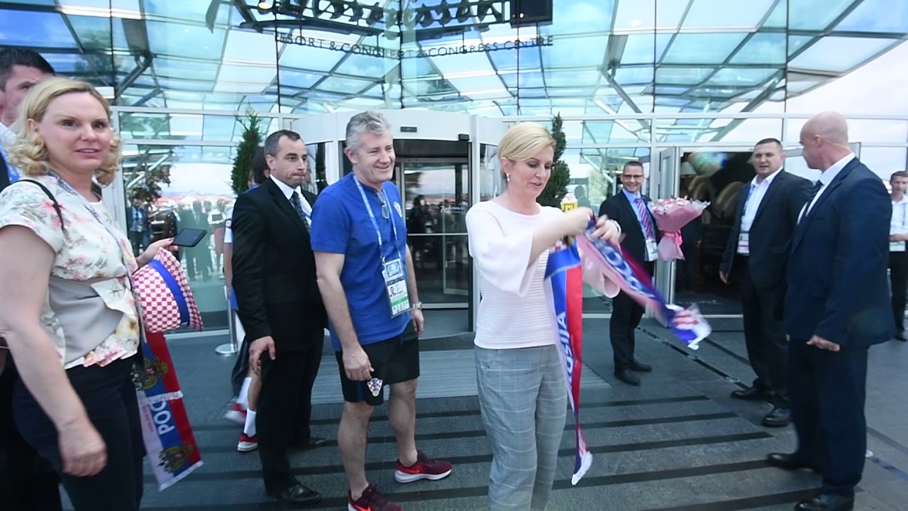 Predsjednika Kolinda Grabar-Kitarović ispred hotela Radisson Blu