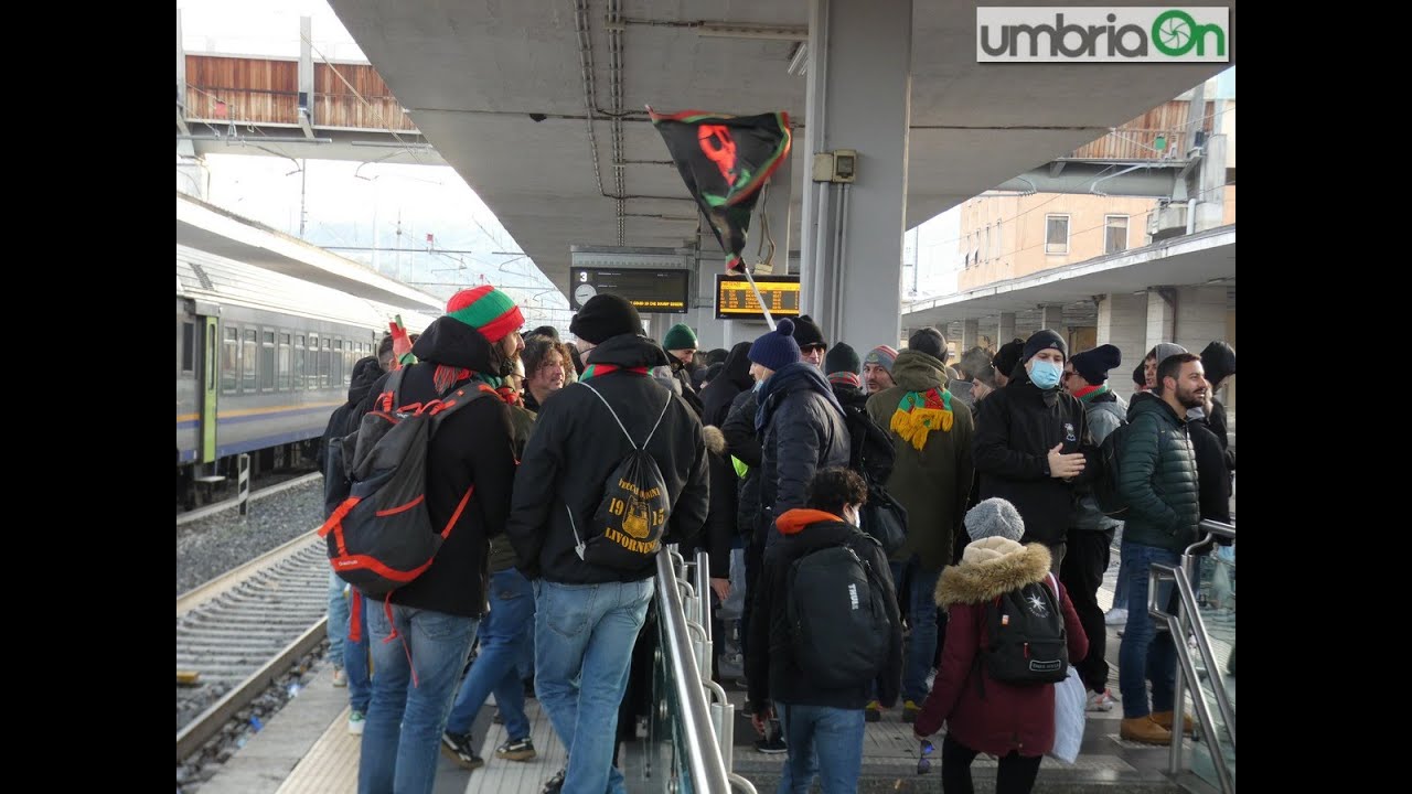 La trasferta ‘vintage’ dei tifosi della Ternana: la curva nord a Frosinone in treno. La partenza