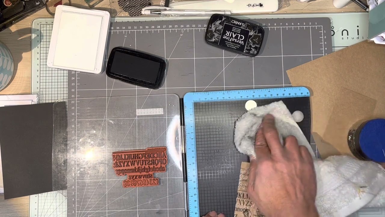 #carte #vintage à réaliser avec divers tampons sur une base de carte et papiers #action