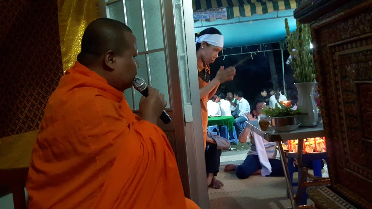 ព្រះសង្ឃវត្តសង្ឃមង្គលចូលរួមបុណ្យសព ​/ Chư Tăng Chùa Hạnh Phúc Tăng đi chia buồn Đám tang ở Vũng Liêm