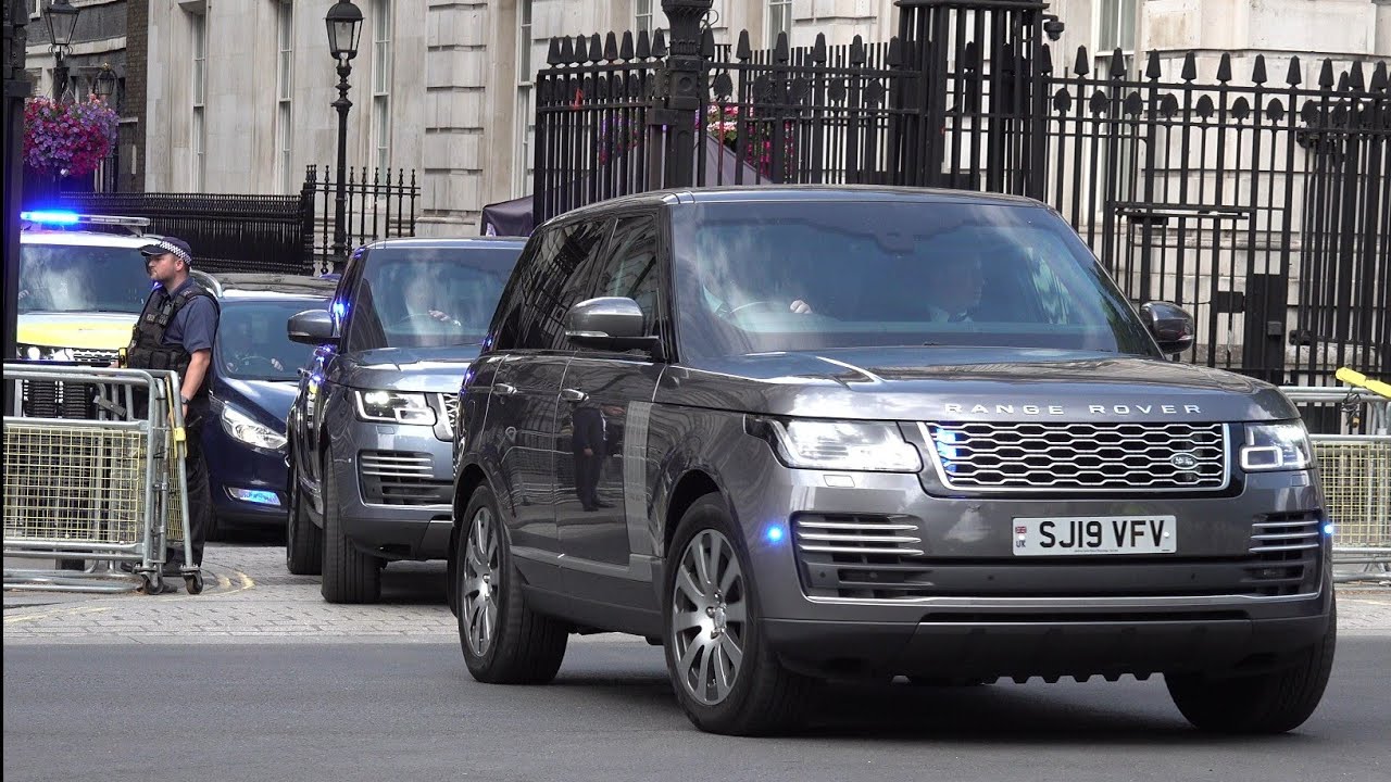 Boris Johnson leaves Downing St amongst mass resignations (crowd cheers) 🇬🇧