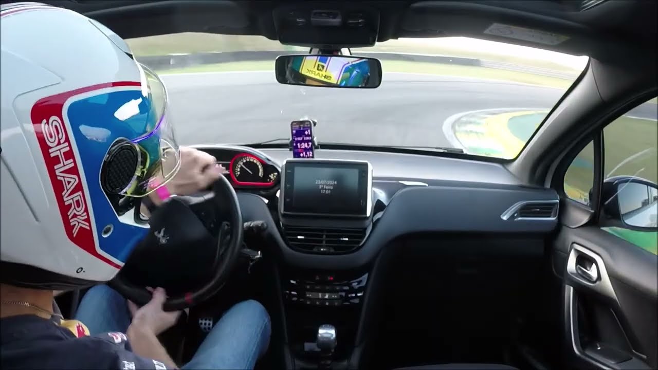 208 GT Track Day em Interlagos - Praticamente Original, virando 2.10,04