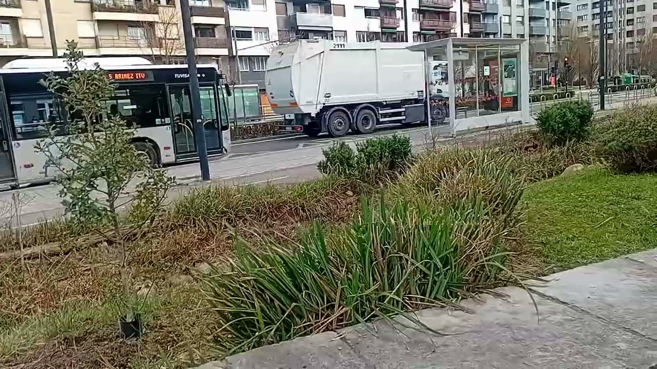AUTOBUSES DE TUVISA  EN LA LINEA 5 MERCEDES-BENZ CITARO  + irizar ie tram de tuvisa 