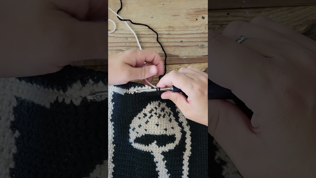 Краткое руководство по смене цвета для вязания гобелена крючком от RS #crochettutorial #tapestryc...