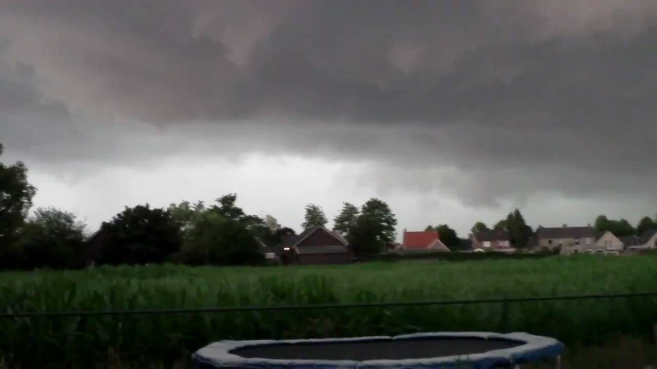Amateur beelden van tornado in Neerkant