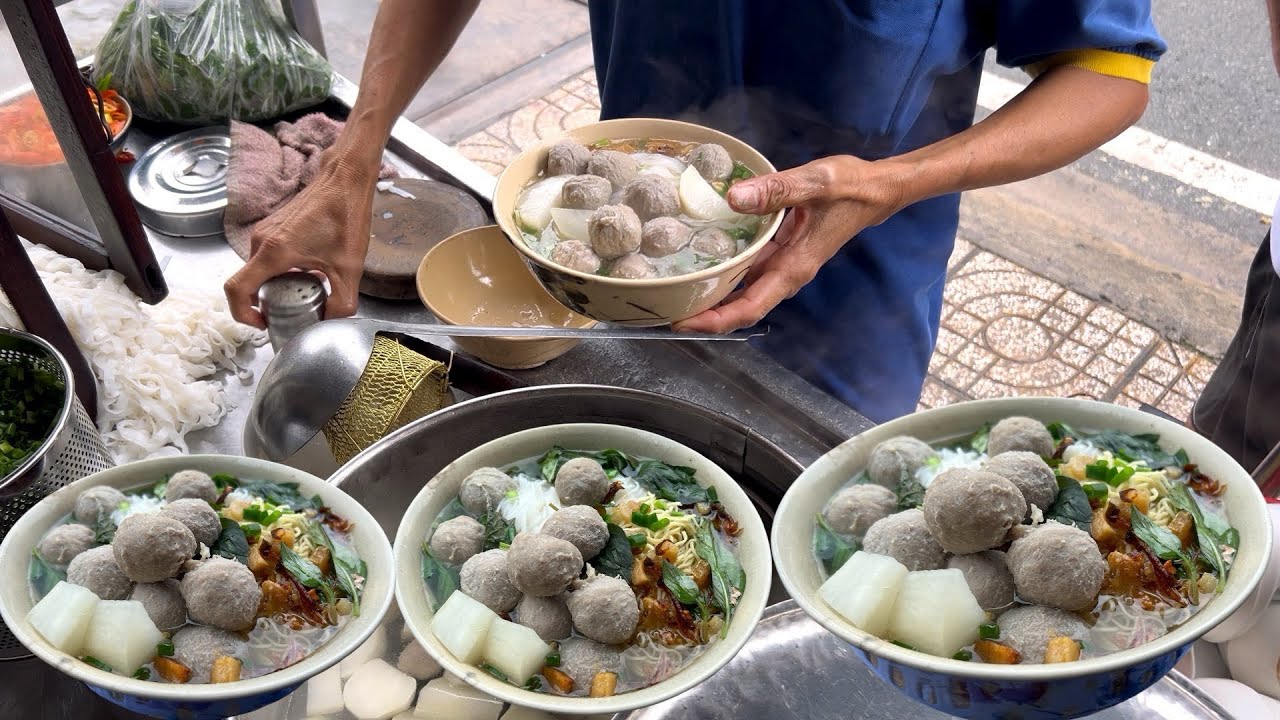 8 BEST Vietnamese Street Foods in 2025 / Must Try in Saigon