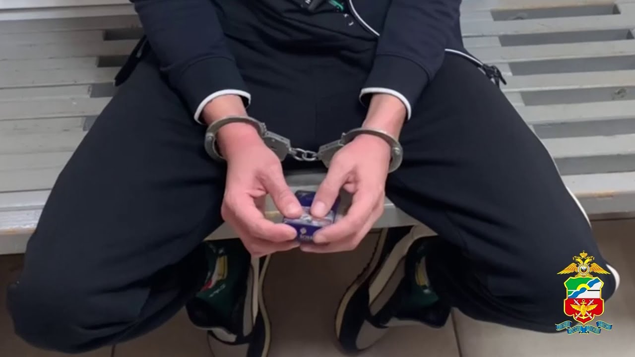 Задержан при попытке покинуть страну // 