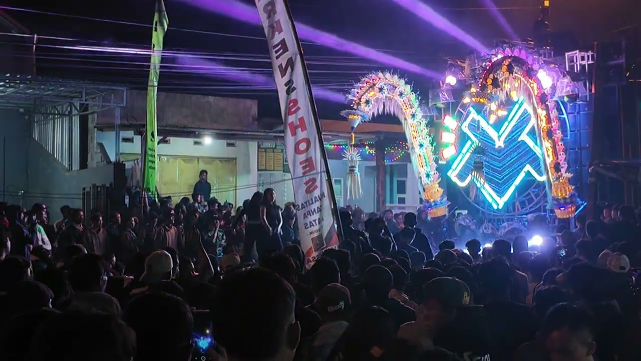 Наушники BSS AUDIO REBORN удобны в ушах.