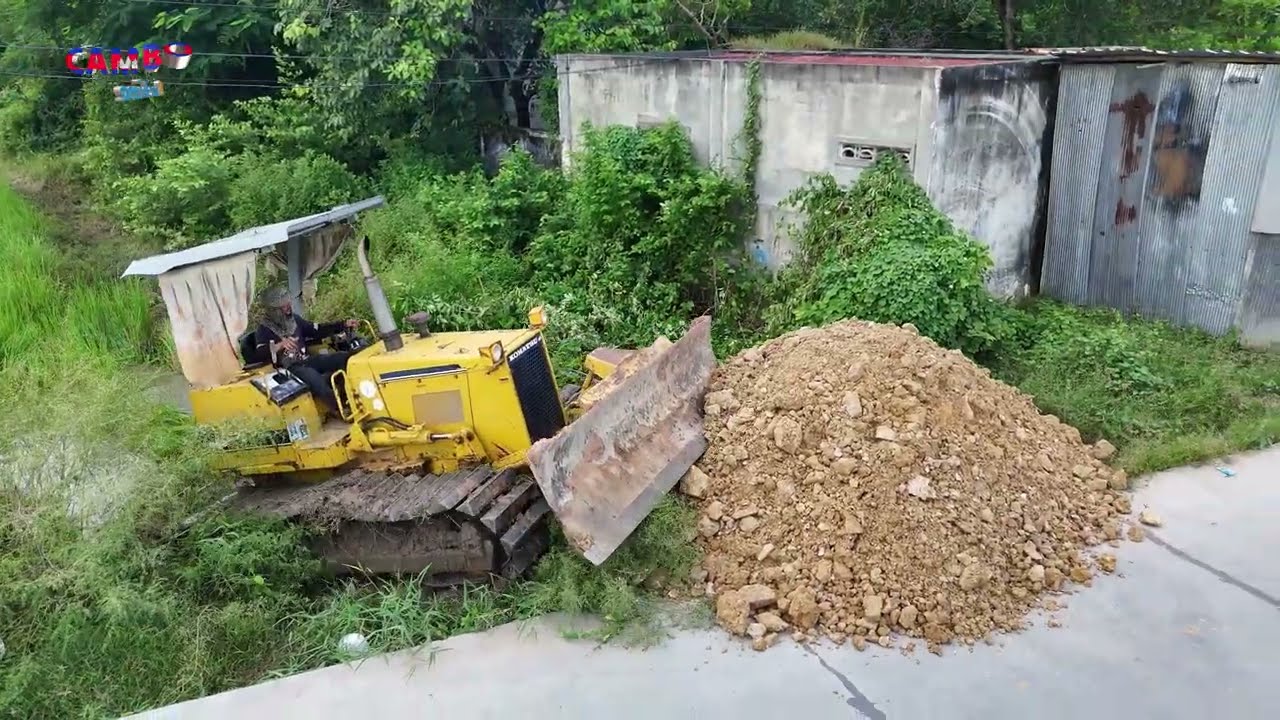 Great START Project Landfill By Expert Skill Drverr Trucks  Dumping Soil &Dozer KOMASTU D31P Pushing