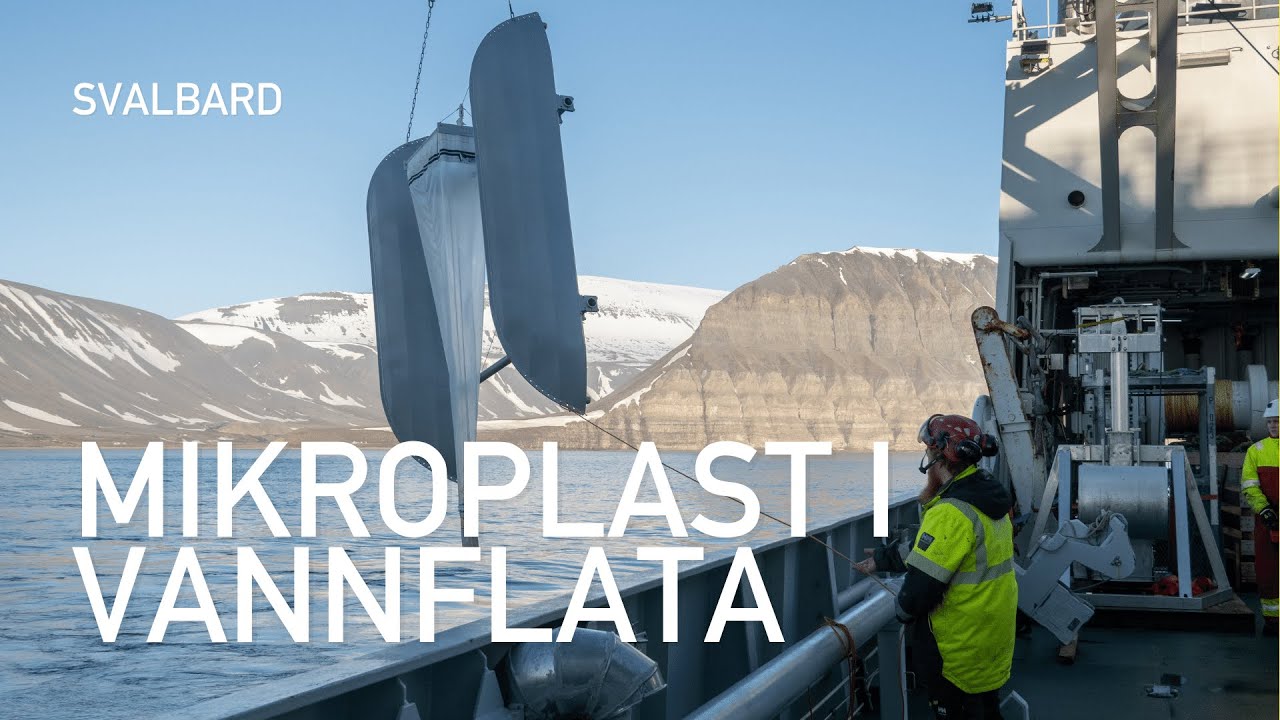 Forsker p&aring; mikroplast i vannoverflaten med mantanett
