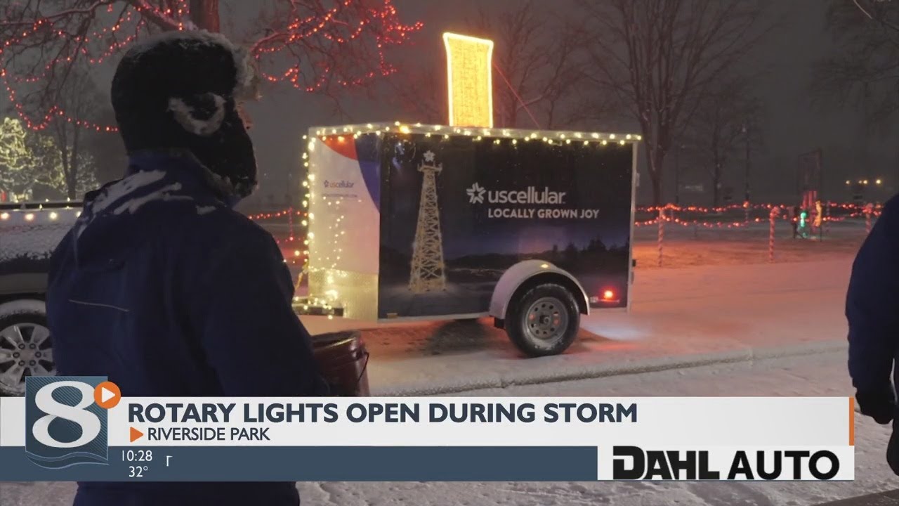 La Crosse's Rotary lights stays open during snowfall, gets help collecting donations