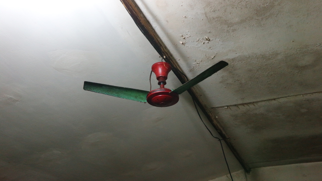 Abused unknown mini ceiling fan