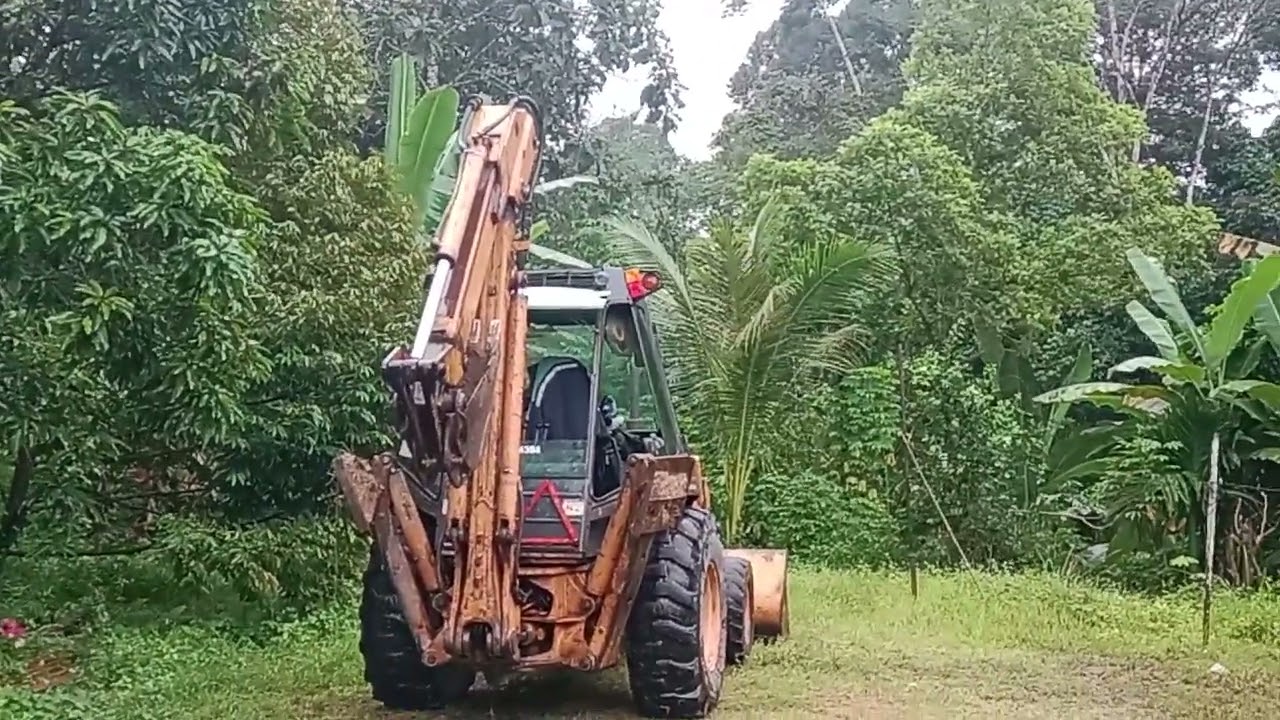 BEKHO KOREK JALAN RAYA