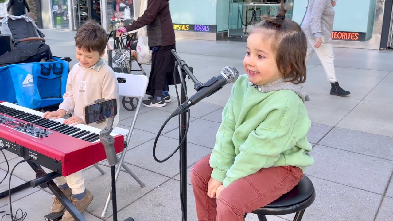 This 3-year-old SINGER AMAZED everyone | Moon River - From 