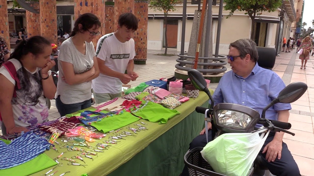 Aspanies coloca su mercadillo de verano en Menéndez Pelayo