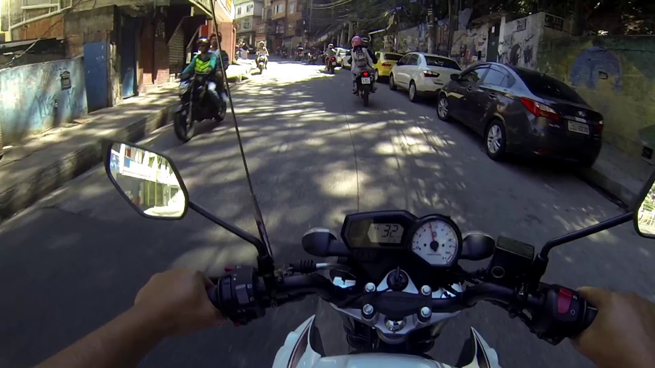 SUBINDO A COMUNIDADE DA ROCINHA DE MOTO