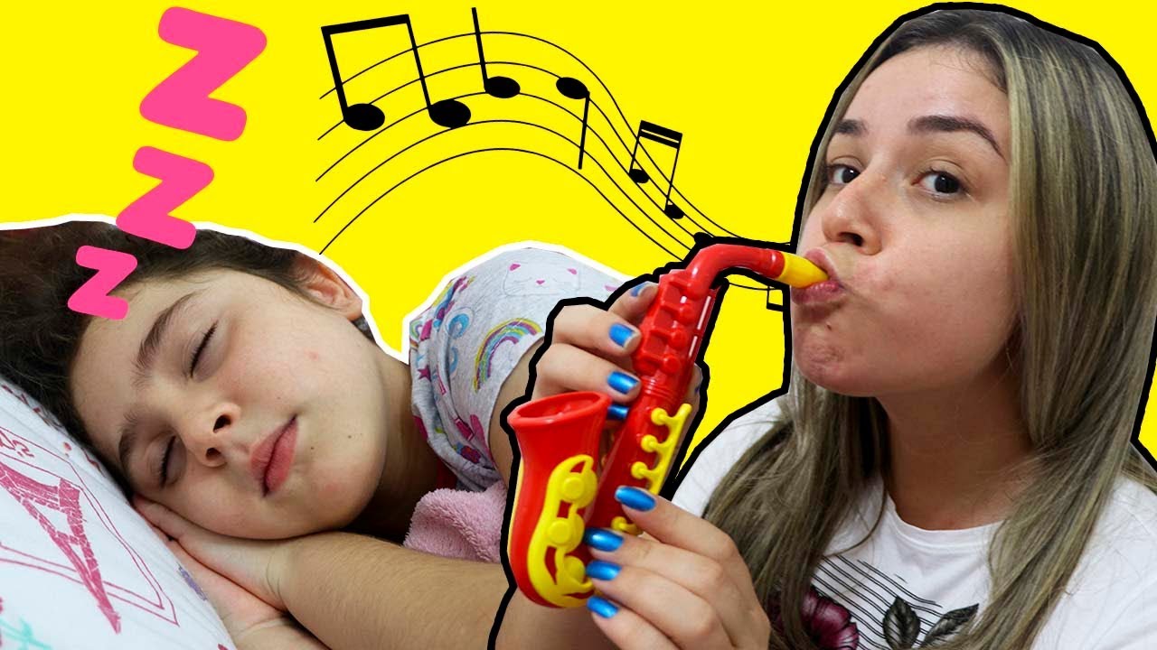 MINHA M&Atilde;E FINGE BRINCAR COM INSTRUMENTOS MUSICAIS E ACORDA A HEL&Ocirc;