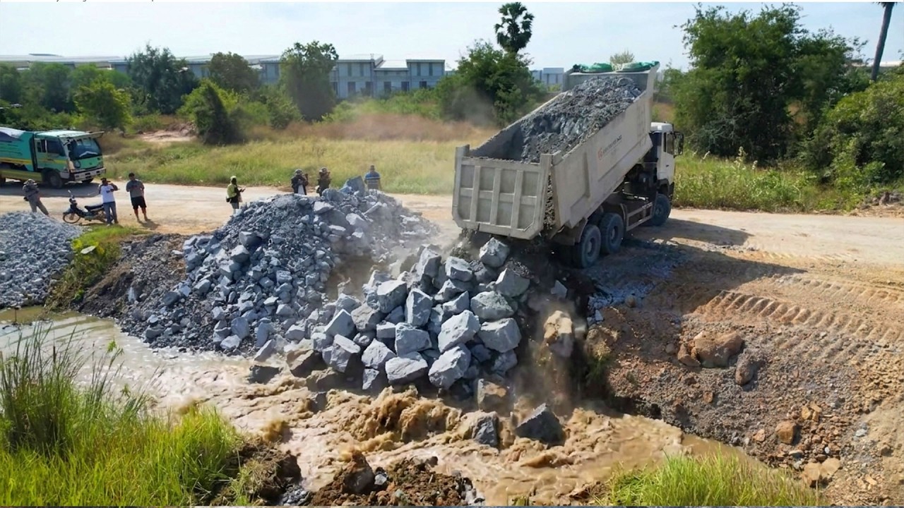 Great new Skill SHANTUI C3 Push Stone Into Water With Truck DONGFENG 25.5Ton Unloading 