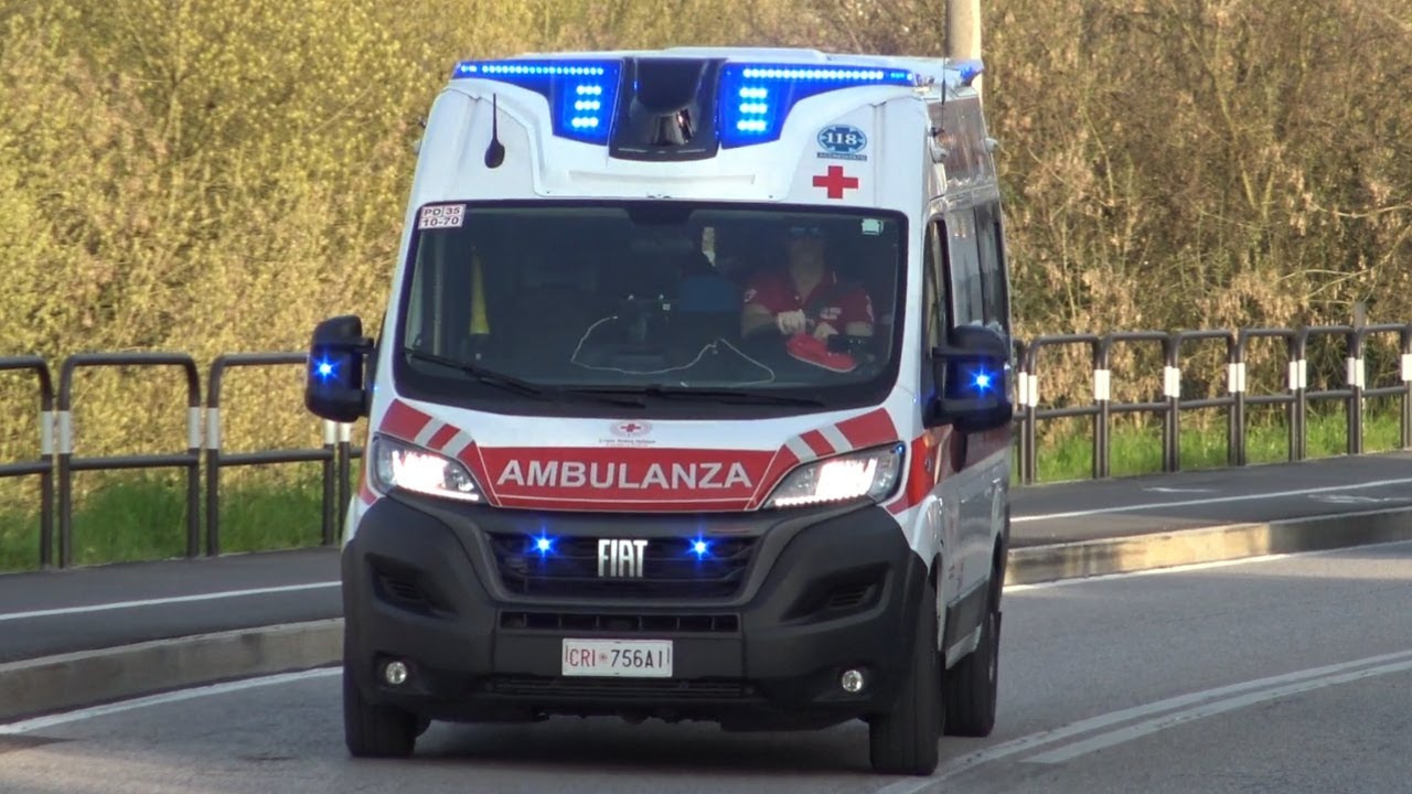 [WAIL SIREN] Ambulanza Croce Rossa Padova in emergenza - Italian ambulance responding code 3