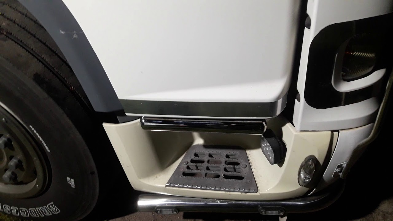 DAF XF 105 \ DAF XF 95 Трубка под низ дверей + накладка по низу двери