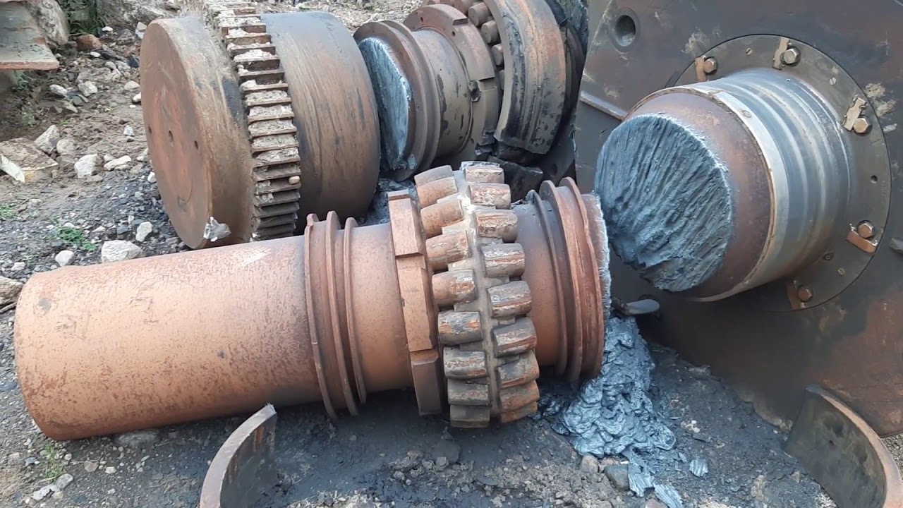 резка вала резаком, толщина 500 мм. cutting the shaft with a cutter torch, thickness 500 mm.