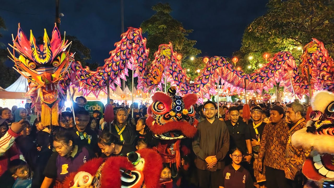 Gusti Bhre menyaksikan Barongsai Tripusaka Solo dalam Perayaan Imlek di Mangkunegaran 2026