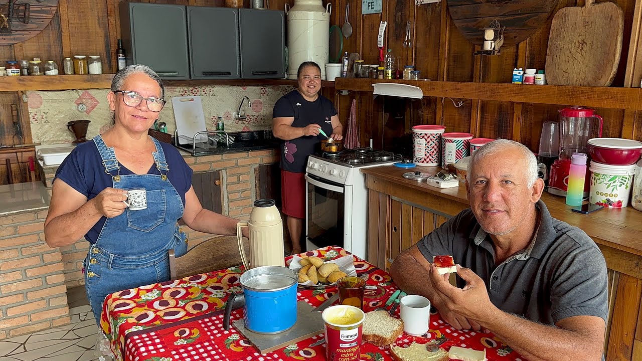 Café da manhã na chácara e mostrando suas criações e plantações. Alegria em viver na roça…