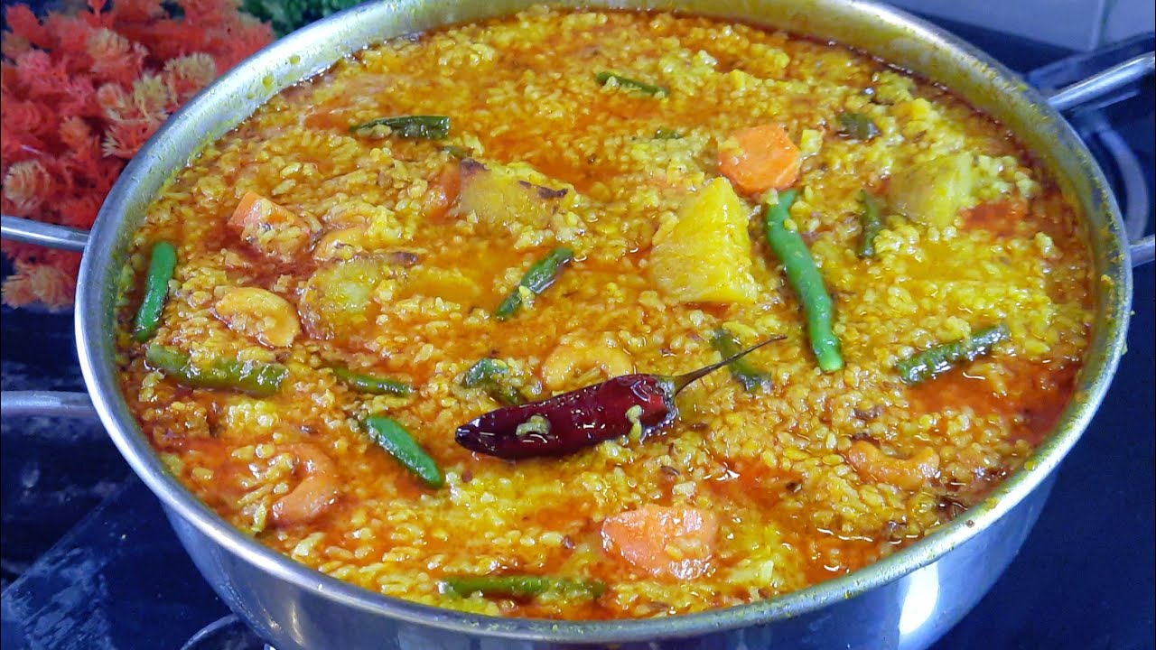 নিরামিষ খিচুড়ির এই স্বাদ একেবারে মুখে লেগে থাকবে || Niramish Khichuri / Khichdi Recipe