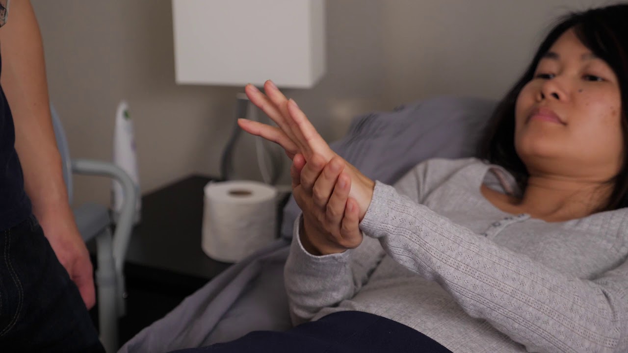 Comment aider quelqu’un à utiliser une chaise d’aisance ou un urinal