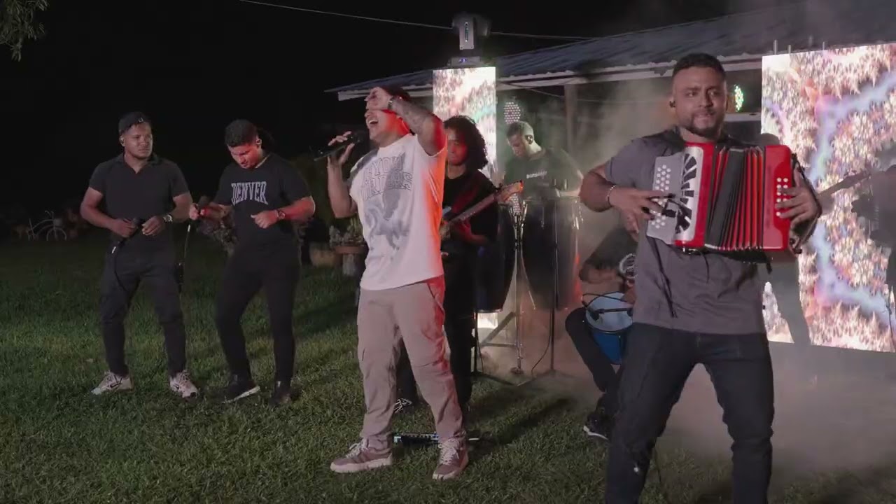 LA QUE ALEGRA MIS NOCHES - CARLOS y JHOJAN