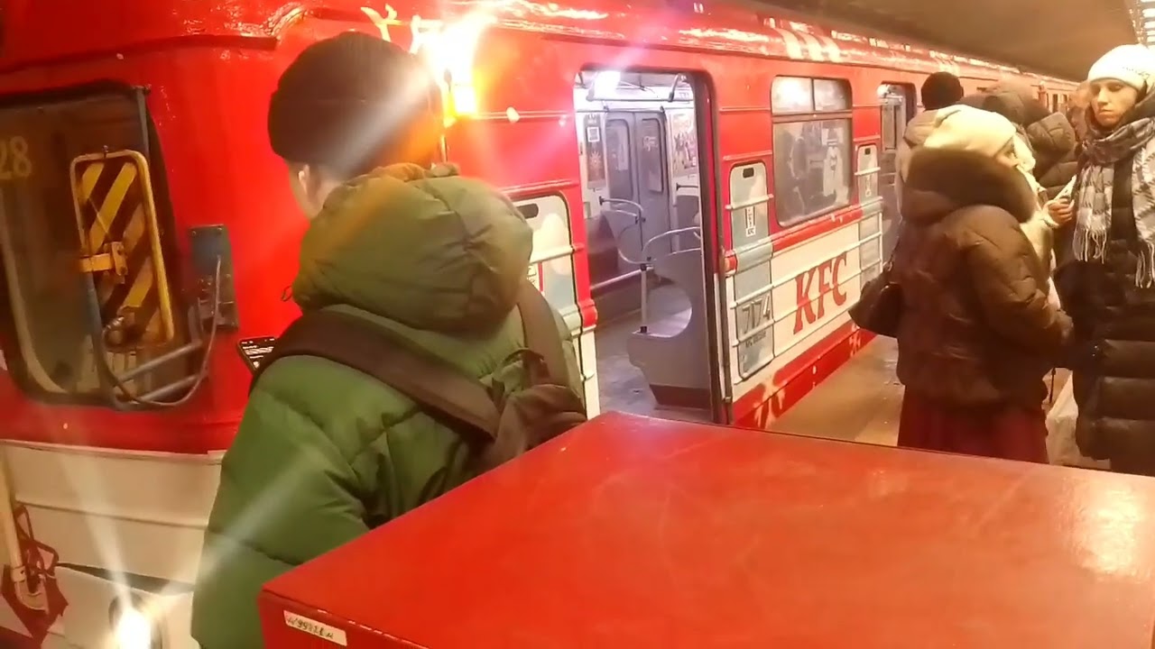 Зняття складу метро Києва ема-502 в оборотні тупики станції Святошин 