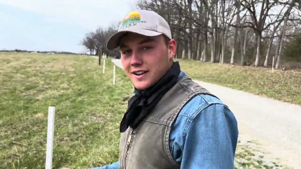 Айзек и его команда возводят новый забор по периметру купленной фермы.