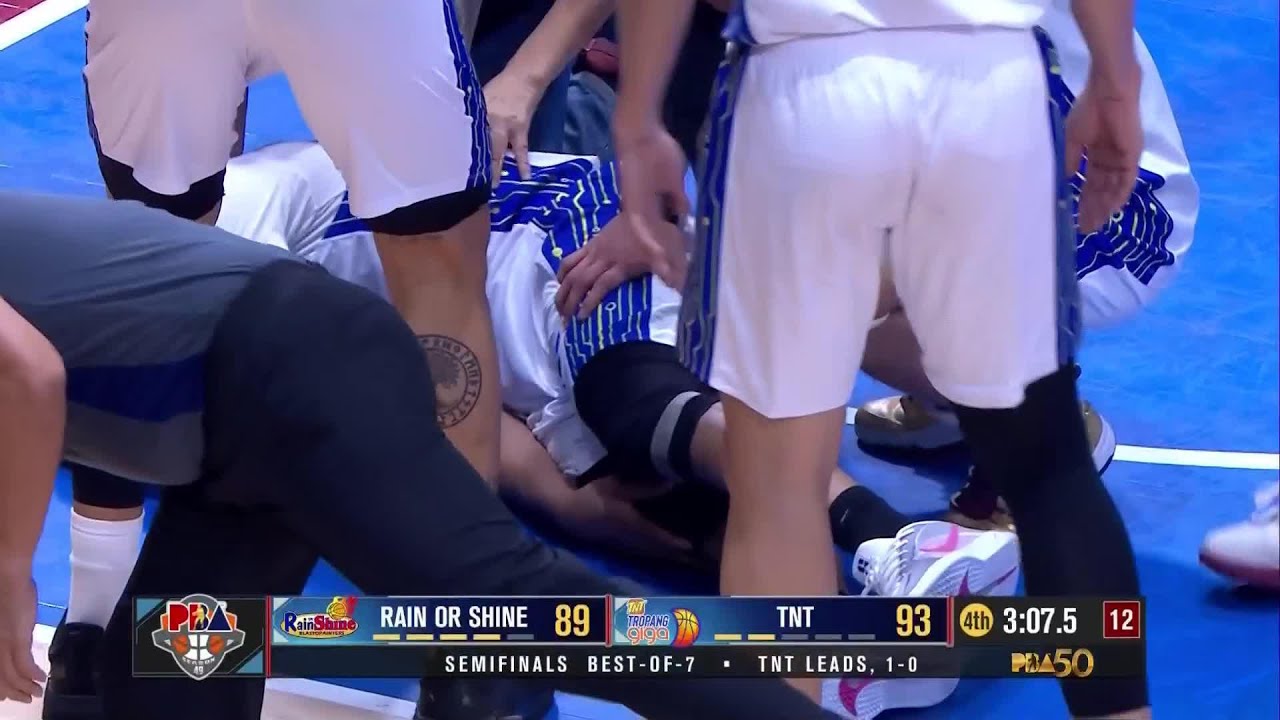 TNT's Jayson Castro buckles right knee in 4Q | PBA Season 49 Commissioner&rsquo;s Cup