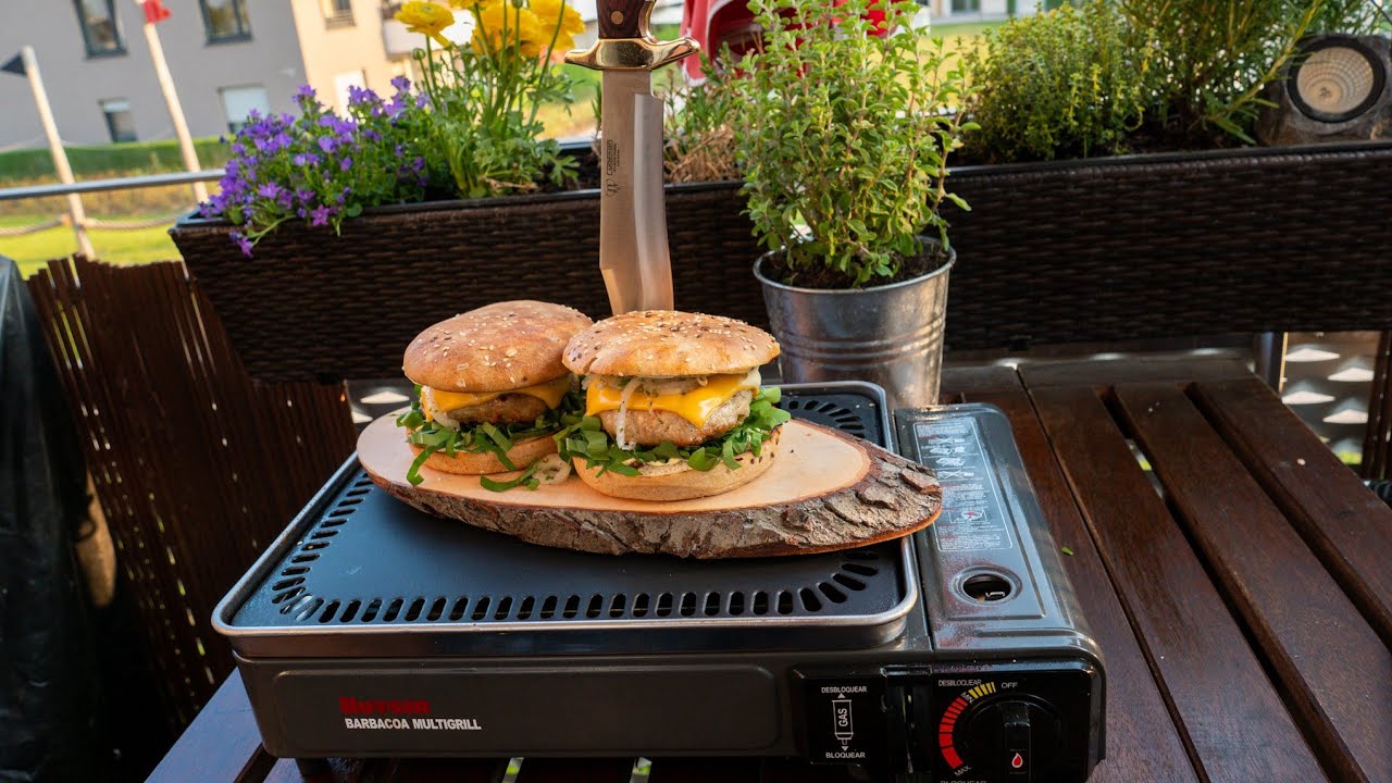 Chicken Burger mit Knusperhaut vom BUTSIR Tragbarer Grill / Camping Gasgrill