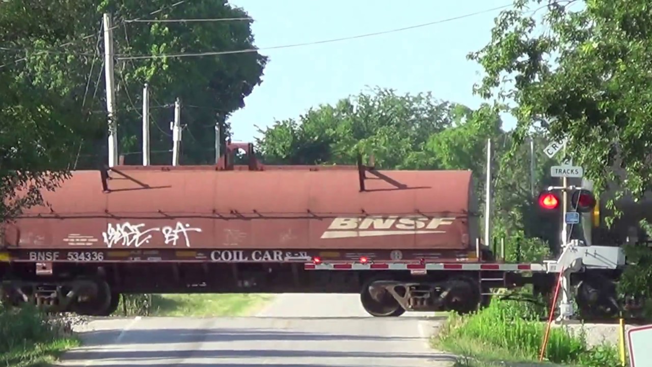 AC4400CW Leads BNSF Mixed Freight Train