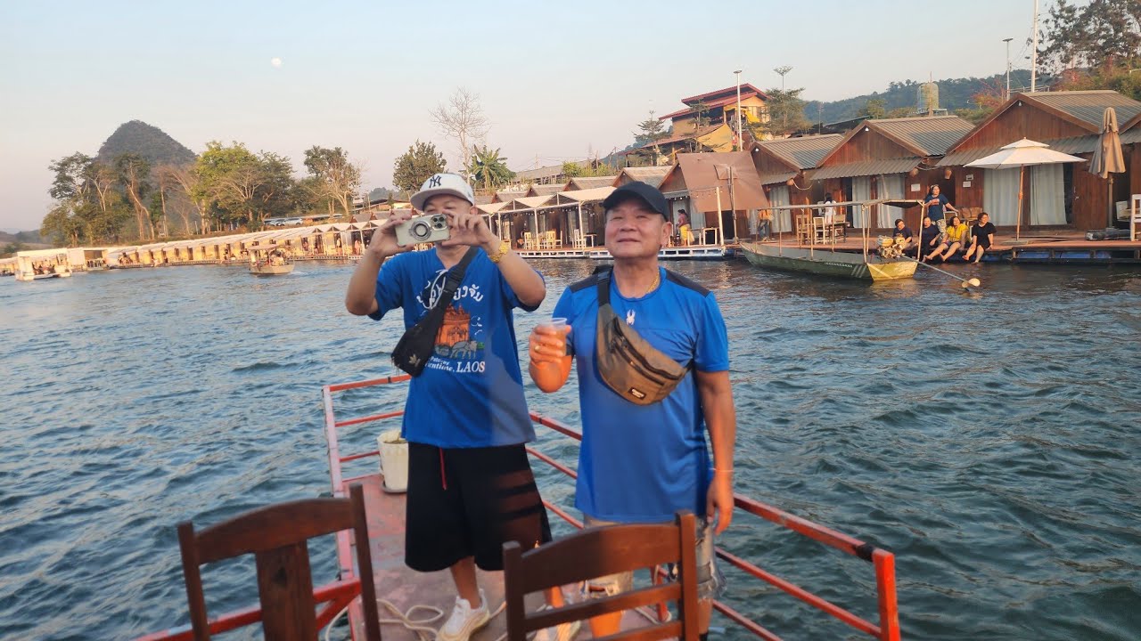 ແວ່ແຄມທາງຕະລາດນ້ອຍໆຕາມຊົນນະບົດ ກ່ອນກັບວຽງຈັນ