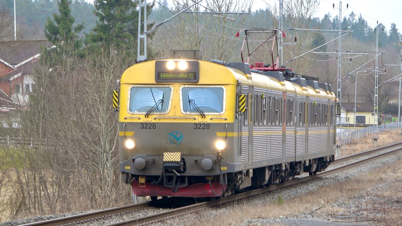 Rerouted X2000 trains in Fritsla (Viskadalsbanan) - V&auml;sttrafik & SJ X2000