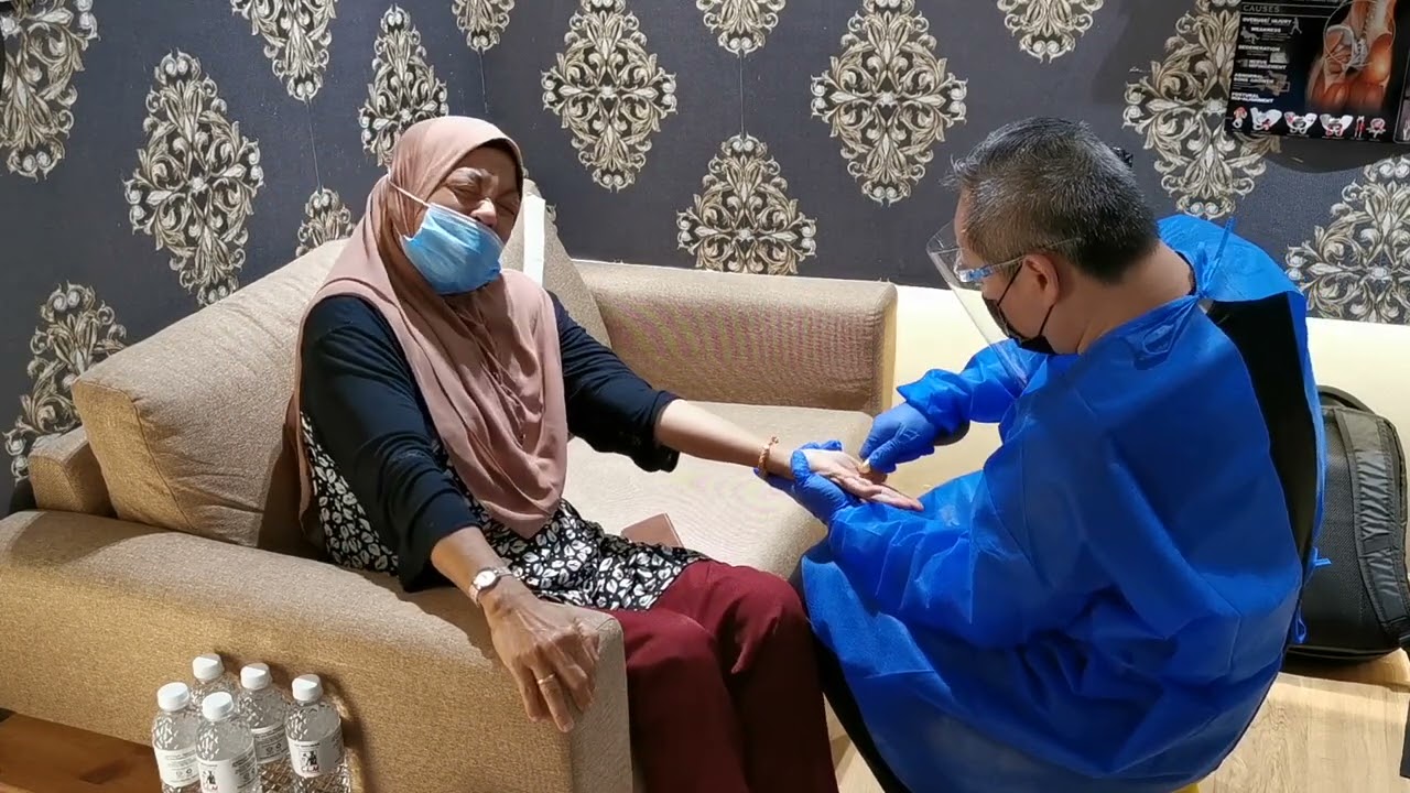 Пальцы фиксируются или защелкиваются при сгибании. Это палец-спусковой крючок.