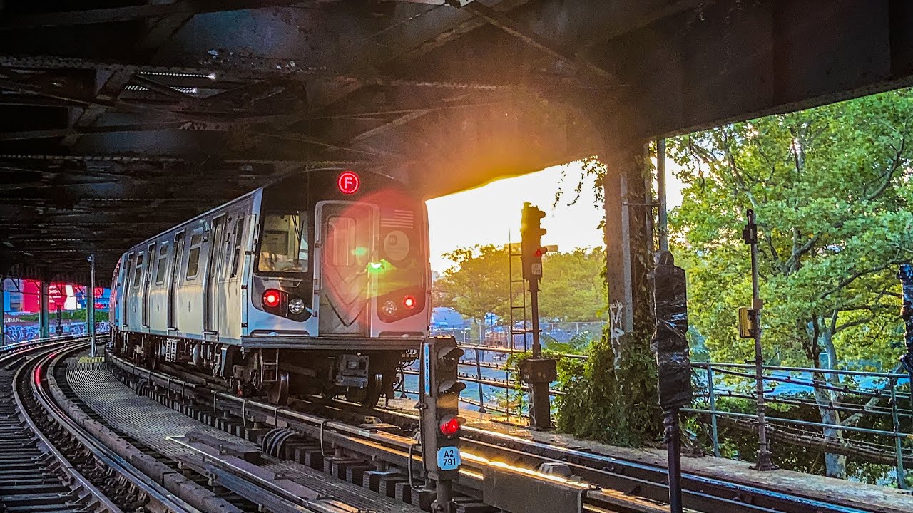 R160 Siemens (F) with a Howling Motor at West 8 St-NY Aquarium